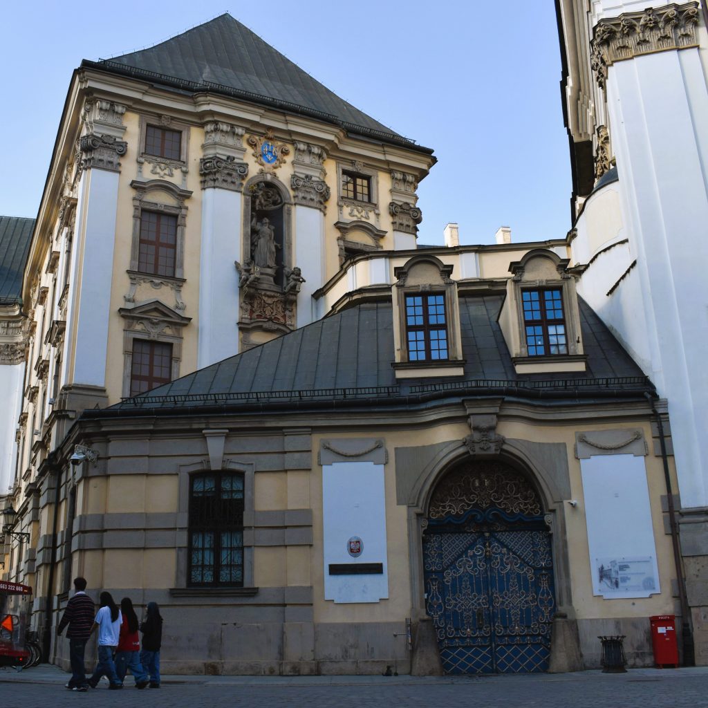 wejście do Gmachu Głównego od strony portiernii (charakterystyczne "jajo"), przy kościele uniwersyteckim