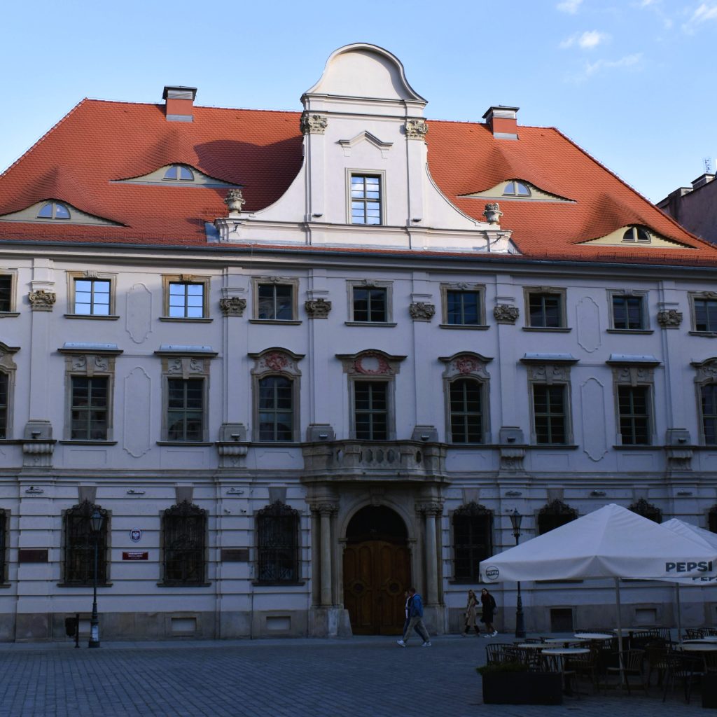 Budynek administracji UWr przy ul. Kuźniczej. Budynek kilkupiętrowy, zabytkowy. Wejście z poziomu ulicy w centralnej części budynku.