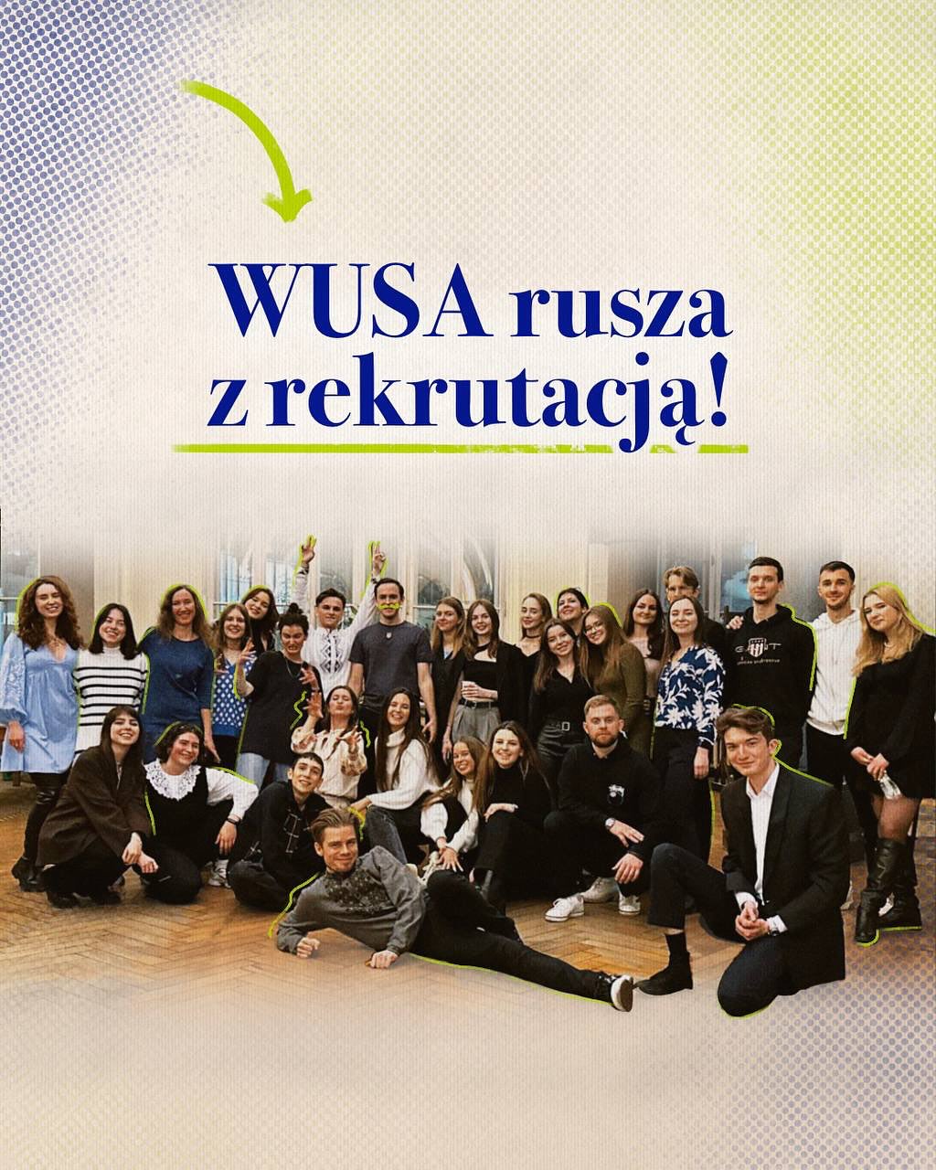 plakat rekrutacyjny organizacji, w centrum grupa osób (około 20-30 osób), studentów; ponad nimi napis "WUSA rusza z rekrutacją!"