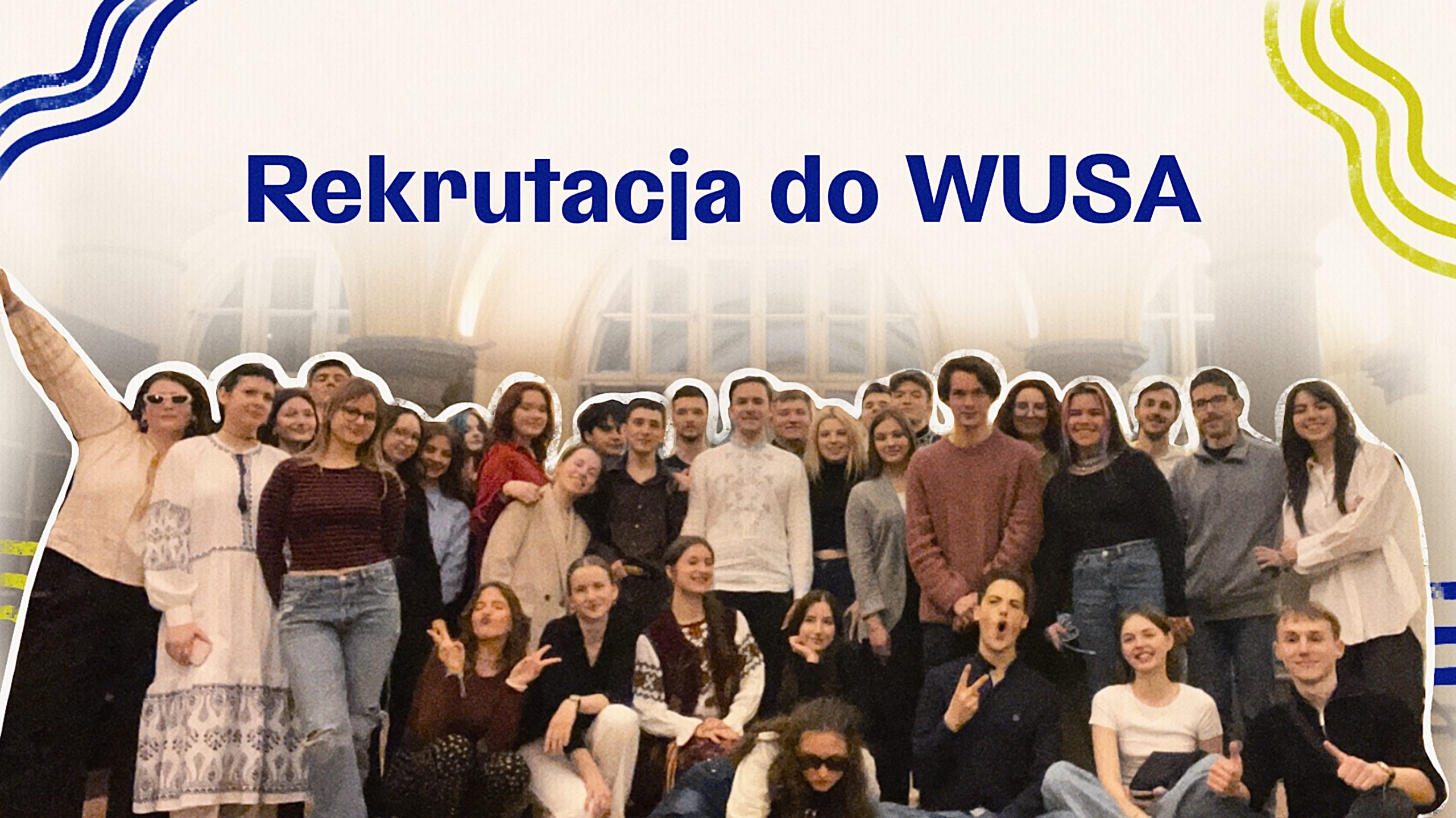 Na obrazku przedstawiona jest grupa ok. 20-30 uśmiechniętych młodych osoób, które pozują do zdjęcia.