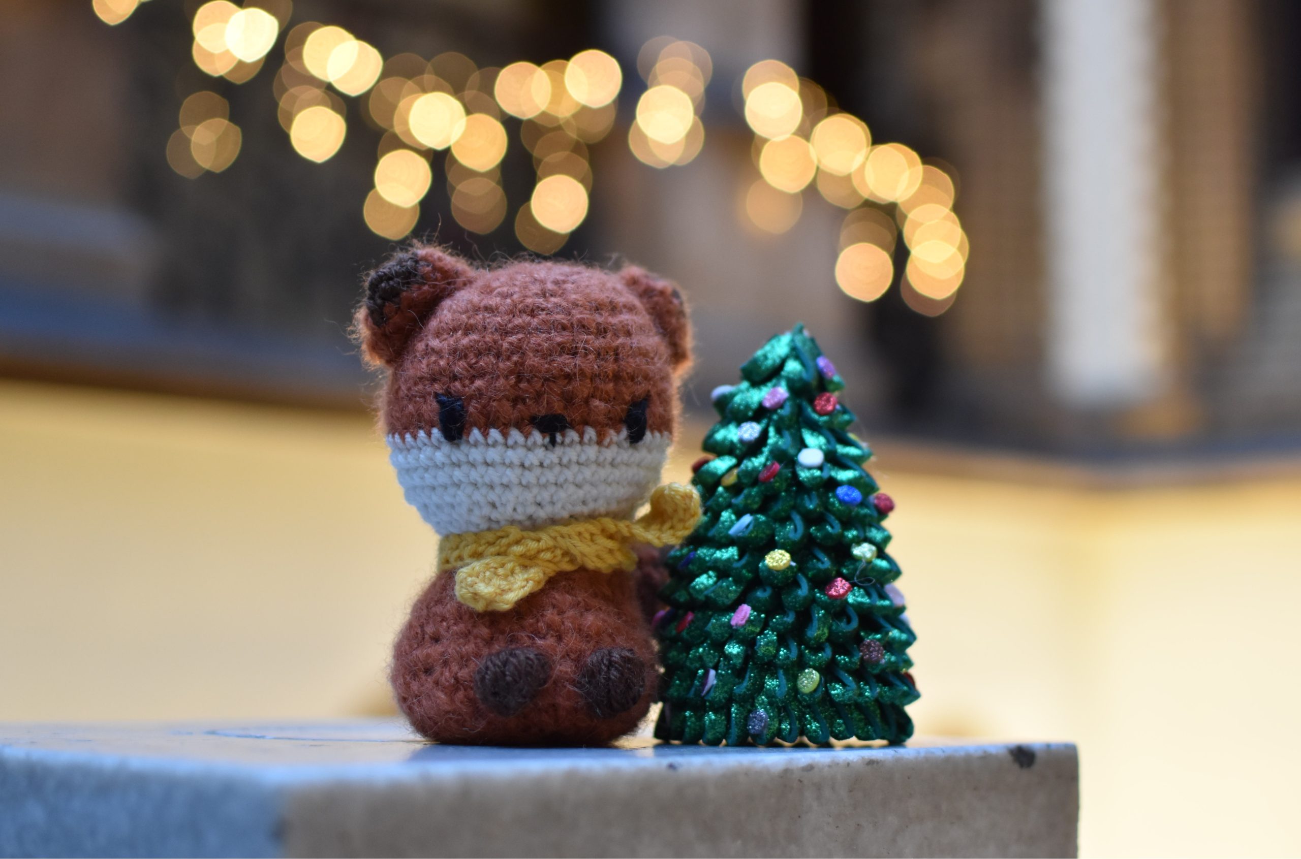 lisek i choinka na tle światełek