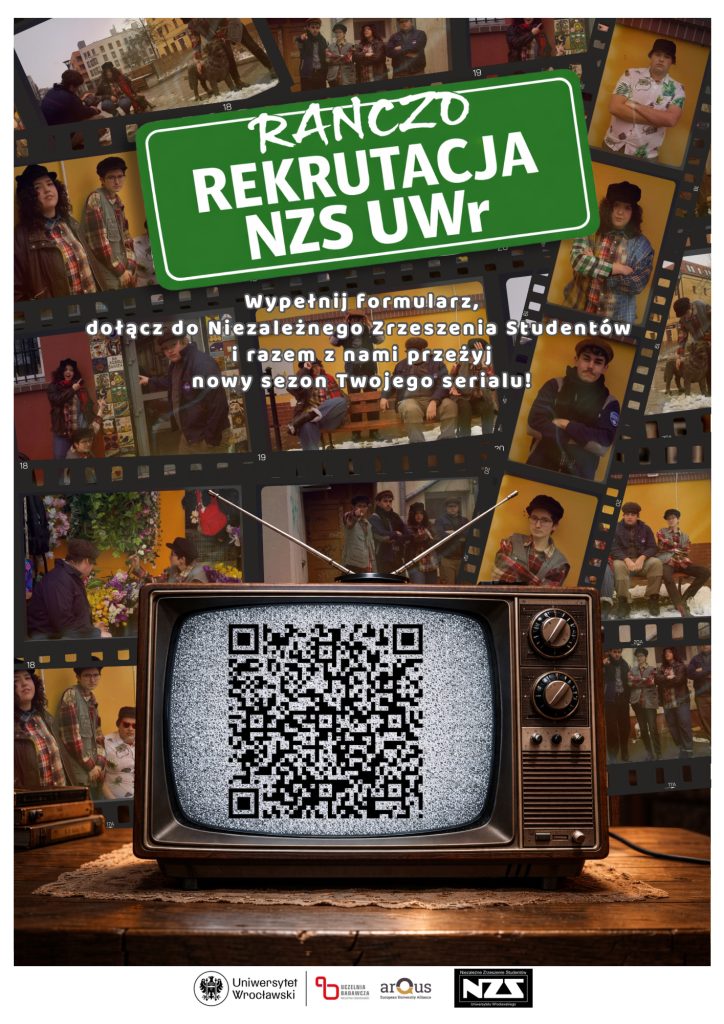 Ilustracja zachęca do rekrutacji. W tle kadry przypominające te, które powstały w ramach serialu "Ranczo". Na środku telewizor z kodem QR, pod obrazkiem logo Uniwersytetu, IDUB, Arqus i NZS. Tekst na obrazku: "Ranczo rekrutacja NZS UWr. Wypełnij formularz, dołącz do Niezależnego Zrzeszenia Studentów i razem z nami przeżyj nowy sezon twojego serialu!"