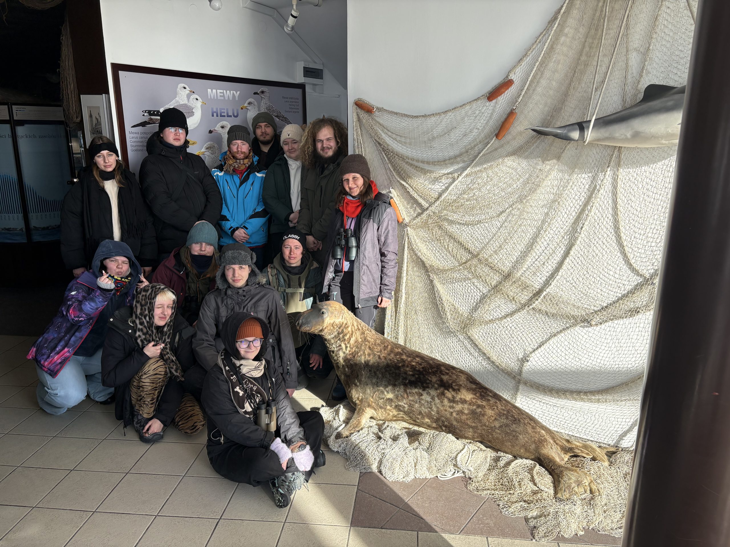 Na zdjęciu widać grupę studentów przy ekspozycji w muzeum.
